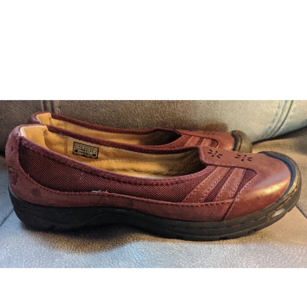 Keen Women's Size 7 Shoes Red & Black Leather Clogs Mules Slip On Comfortable - Picture 4 of 12
